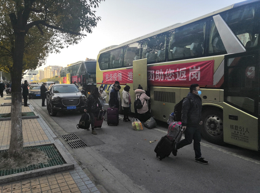 淮汽集团助力富士康集团员工赶赴昆山 淮汽集团助力富士康集团员工赶赴昆山