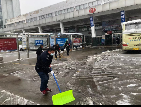 汽车北站及时组织员工清扫积雪