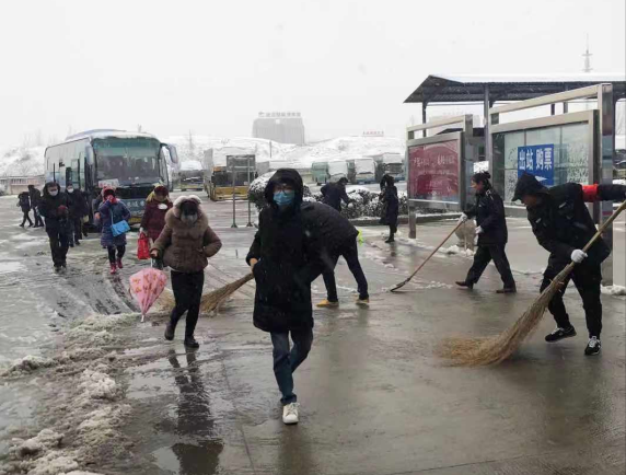 汽车北站及时组织员工清扫积雪