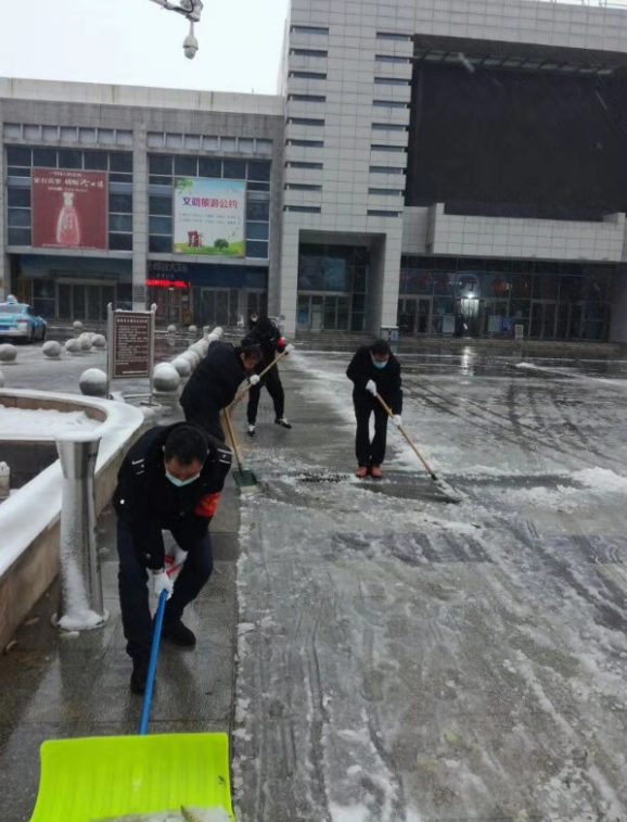 汽车北站及时组织员工清扫积雪