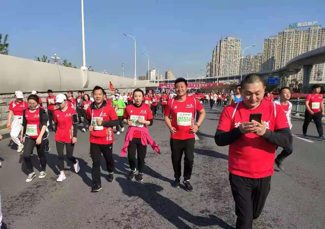 公司工会响应市总号召参加马拉松赛事