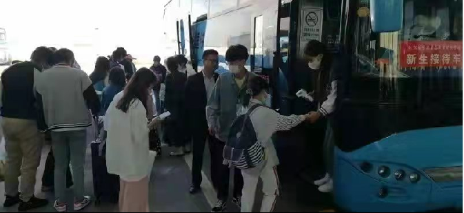 “淮洪客运”为大学新生提供站校直通服务