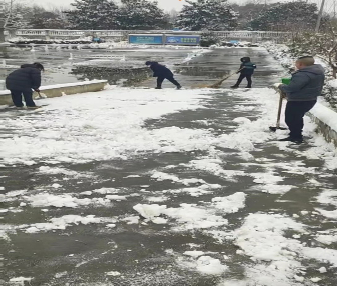 淮汽驾培破冰除雪确保学员训练安全