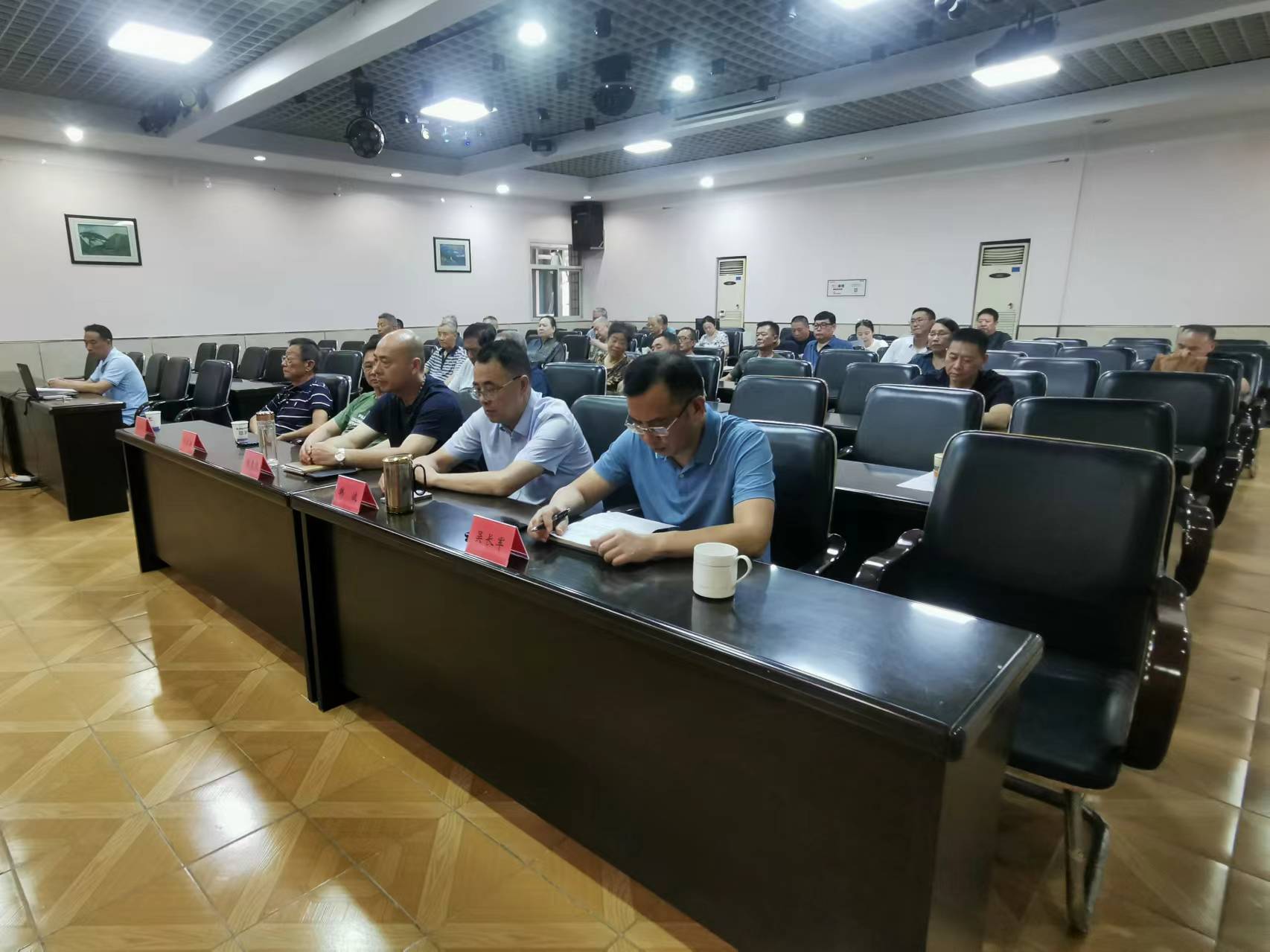 公司召开七届三次暨八届一次股东会