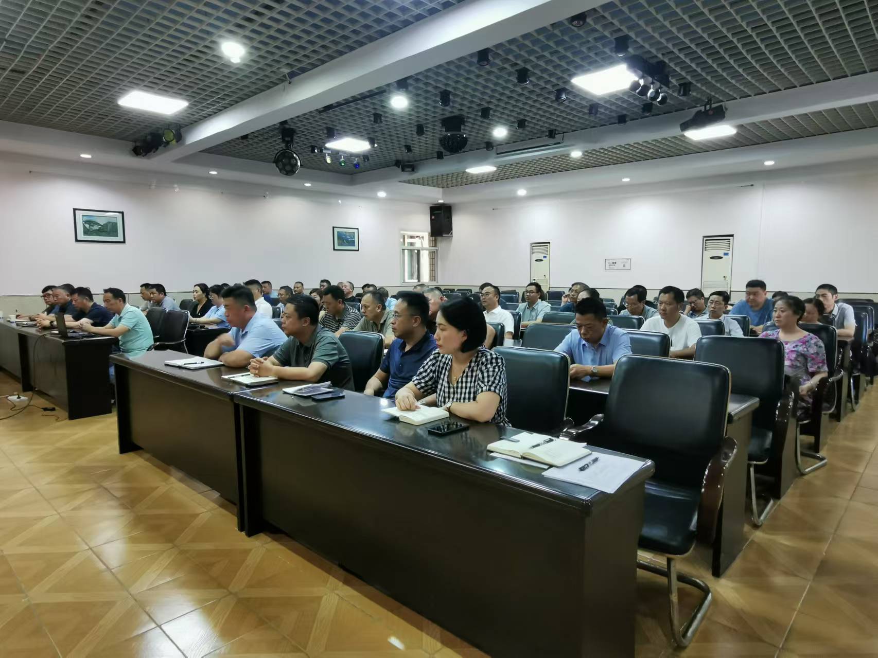 新一届经管层召开改革调整部署会