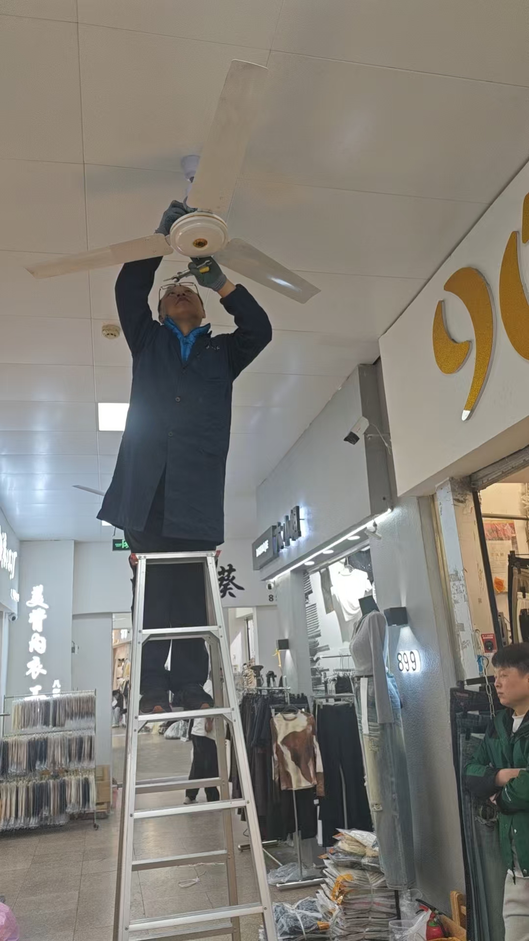 后勤部开展汇通区域吊扇安全检查